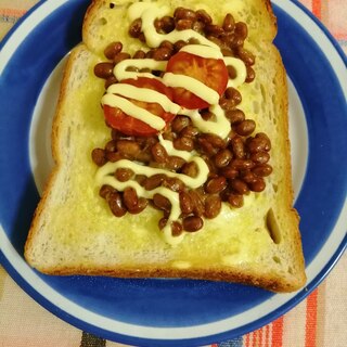 納豆とプチトマトのマヨトースト